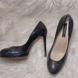 Ann Taylor snake skin pattern black heels, sz 7